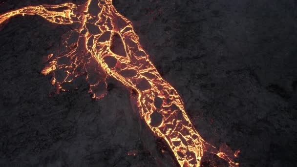 Drone sur la rivière qui coule de lave fondue du volcan en éruption — Video