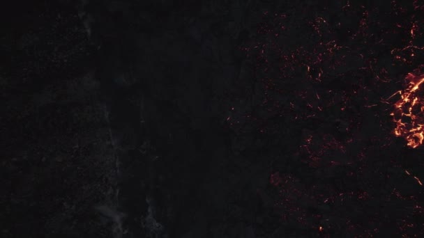 Беспилотник над расплавленными светящимися реками Лавы и потоками вулкана — стоковое видео