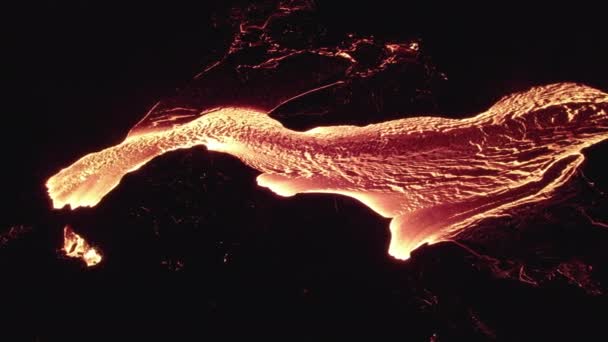 Drone over gesmolten gloeiende Lava rivier van vulkaan — Stockvideo