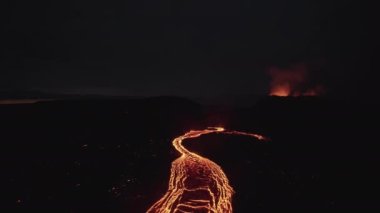Volkan 'dan Parlayan Lava Nehri' nin Üzerinde İnsansız Hava Aracı