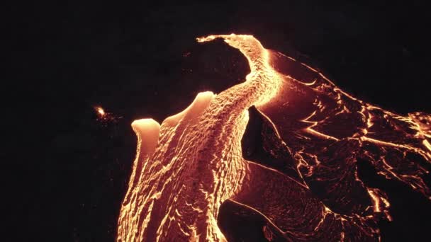 Drone sobre o rio de fluxo fundido da lava do vulcão — Vídeo de Stock