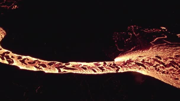 Drohne über geschmolzenem glühendem Lavafluss vom Vulkan — Stockvideo