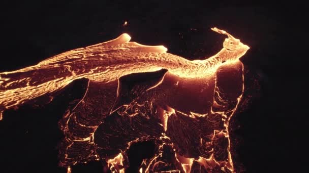 火山からの溶融光る溶岩川の上のドローン — ストック動画
