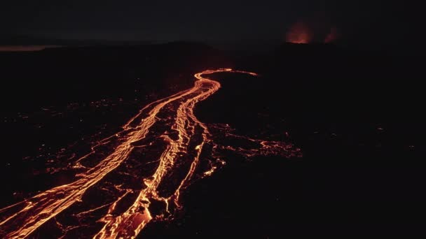 Drönare över smält glödande lavaflod Från vulkanen — Stockvideo