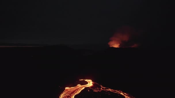 Drone sur la rivière de lave en fusion éclatante du volcan — Video