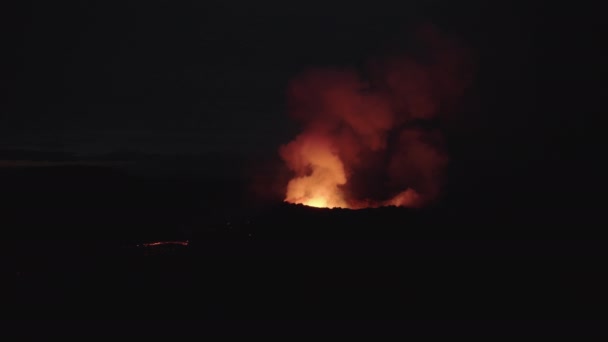Dron kouře žhnoucího z praskající sopky ve tmě — Stock video