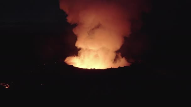어둠 속에서 화산 이 폭발하면서 생기는 연기의 드론 — 비디오