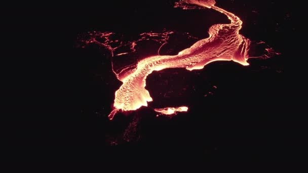 Drone de couler la rivière Lava dans le paysage noir — Video