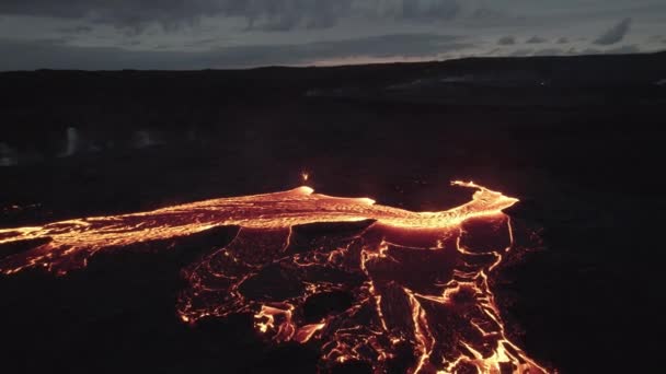 Drone richting stromende rivier van gesmolten Lava onder bewolkte hemel — Stockvideo