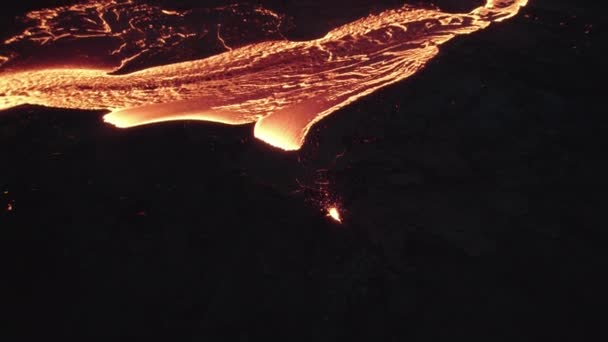 黒い風景の中に流れる溶岩川のドローン — ストック動画