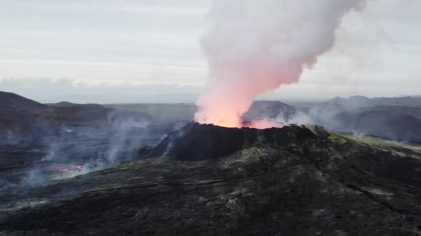 Vuelo de aviones no tripulados hacia el volcán fumador en el paisaje ardiente — Vídeo de stock