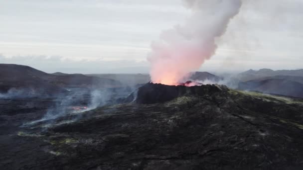 Drónrepülés a füstölgő vulkán felé az égő tájban — Stock videók