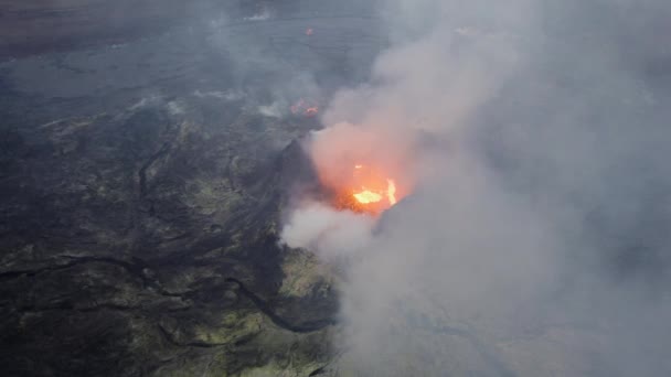 용암을 배경으로 하는 화산의 드론 비행 — 비디오
