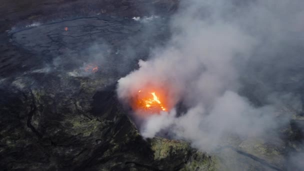 Vôo de drone de fumar vulcão com lava na paisagem — Vídeo de Stock