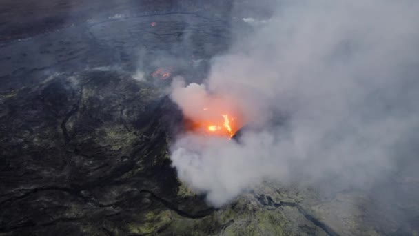 Drone vuelo de fumar volcán con lava en el paisaje — Vídeos de Stock