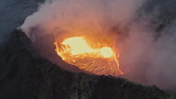 Drone Shot de lava fundida en la agitación en el volcán de fumar — Vídeo de stock