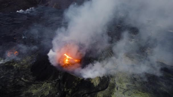 風景の中で溶岩と煙の火山のドローン飛行 — ストック動画