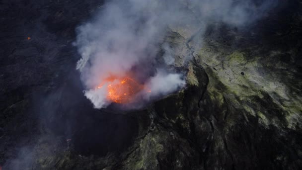 Vol De Drone De Volcan Fumeur Avec Lava Dans Le Paysage — Video