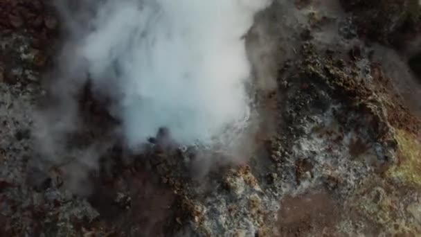 Drone skott av ånga hälla från varm källa — Stockvideo