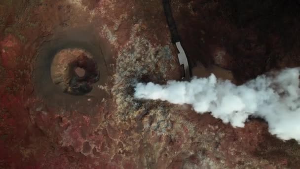Drone Shot de vapor que vierte de aguas termales — Vídeos de Stock