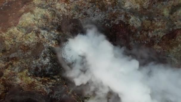 Drone Shot de vapor que vierte de aguas termales — Vídeos de Stock