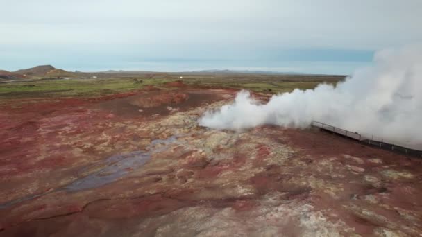 Drone sobre a área geotérmica com mola quente de vapor — Vídeo de Stock