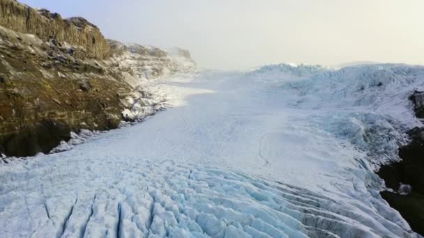 Drone entre montanhas e sobre geleira Vatnajokull — Vídeo de Stock