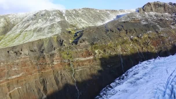 Dron ze sluncem zalité hory na stranu Vatnajokull ledovce — Stock video