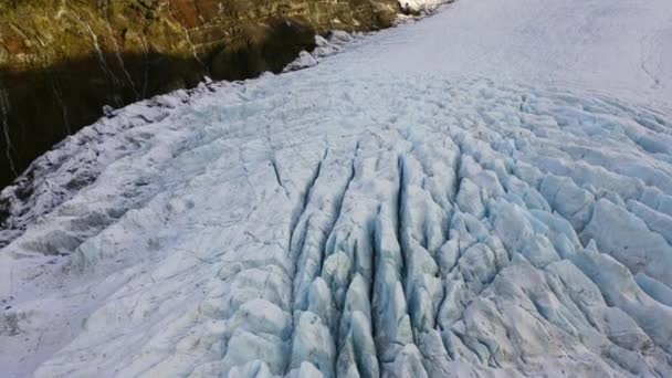 Drone sobre el glaciar de hielo roto de Vatnajokull — Vídeos de Stock