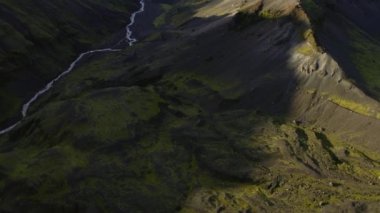 Uçsuz bucaksız yeşil manzaralı örülmüş nehirli İHA