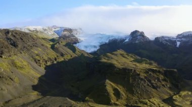 Vatnajokull Buzuluna doğru Dağ Manzarası 'nın Üzerinde İnsansız Hava Aracı