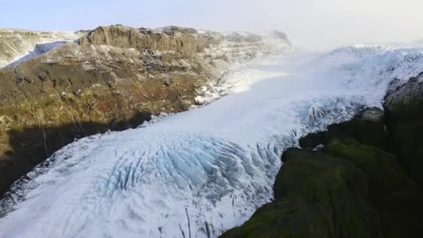 Vatnajokull氷河の側面への日光の山側のドローン — ストック動画