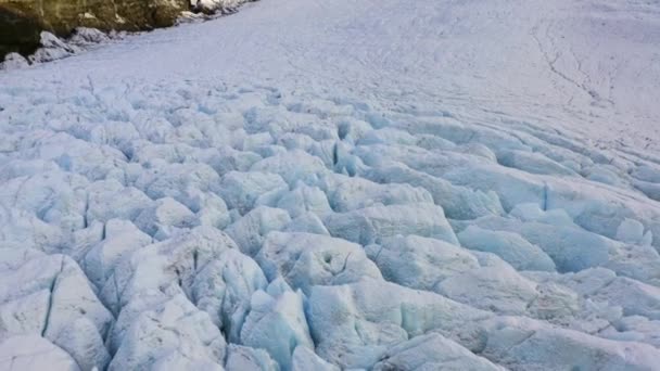 Vatnajokullの壊れた氷河の上にドローン — ストック動画