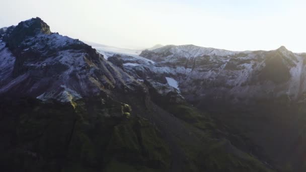 Drone Arcing Over Mountain Peak Vatnajokull gleccserrel — Stock videók