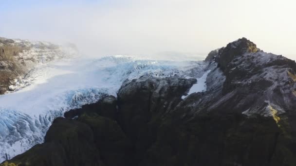 Drón a Fekete Hegy és a Vatnajokull fagyasztott gleccsere felé — Stock videók