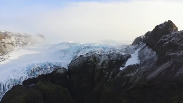Dron směrem k Černé hoře a zmrazený ledovec z Vatnajokull — Stock video