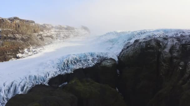 Dronen mot fjellene og isbreen i Vatnajokull. – stockvideo