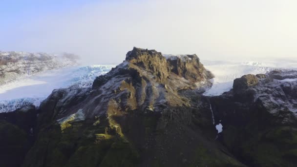 Vatnajokull Buzuluyla Dağ Zirvesinde İnsansız Hava Aracı — Stok video