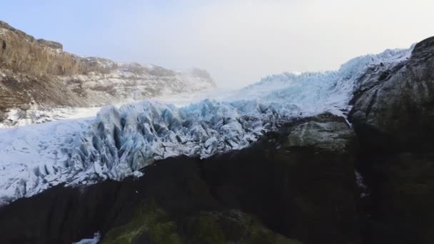 Drón a hegyek felé és fagyott gleccser Vatnajokull felé — Stock videók
