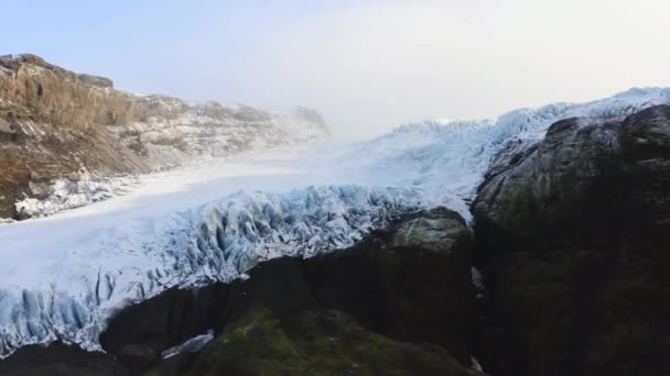 山に向かってドローンとVatnajokullの氷河を凍結 — ストック動画