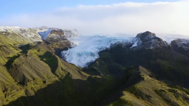 Vatnajokull氷河に向かって山岳風景の上にドローン — ストック動画