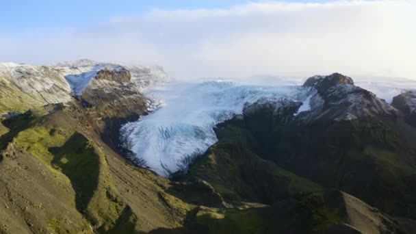 Let dronem přes hory a ledovec Vatnajokull — Stock video