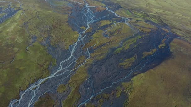 Drone sul paesaggio con letto di fiume asciutto di fiume intrecciato — Video Stock