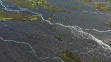 Örülmüş Nehrin Kurumuş Nehir yatağı Üzerinde İnsansız Hava Aracı