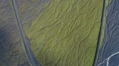 Yoldan İHA uçuşu ve Siyah Nehir yatağı ile Yeşil Peyzaj