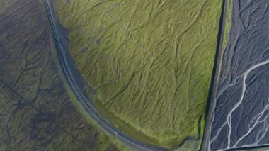 Yoldan İHA uçuşu ve Siyah Nehir yatağı ile Yeşil Peyzaj