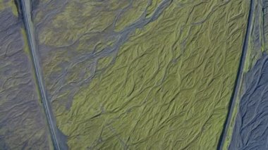 Yoldan İHA uçuşu ve Siyah Nehir yatağı ile Yeşil Peyzaj