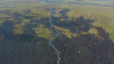 Örülmüş Nehrin Kurumuş Nehir yatağı Üzerinde İnsansız Hava Aracı