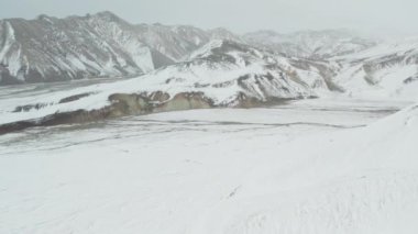 Karlı Dağların Üzerinde Örülmüş Nehirle Kaplanmış Drone
