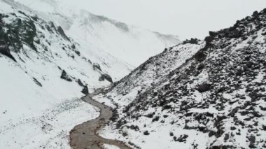 Karla kaplı dağlarda nehirle İHA uçuşu